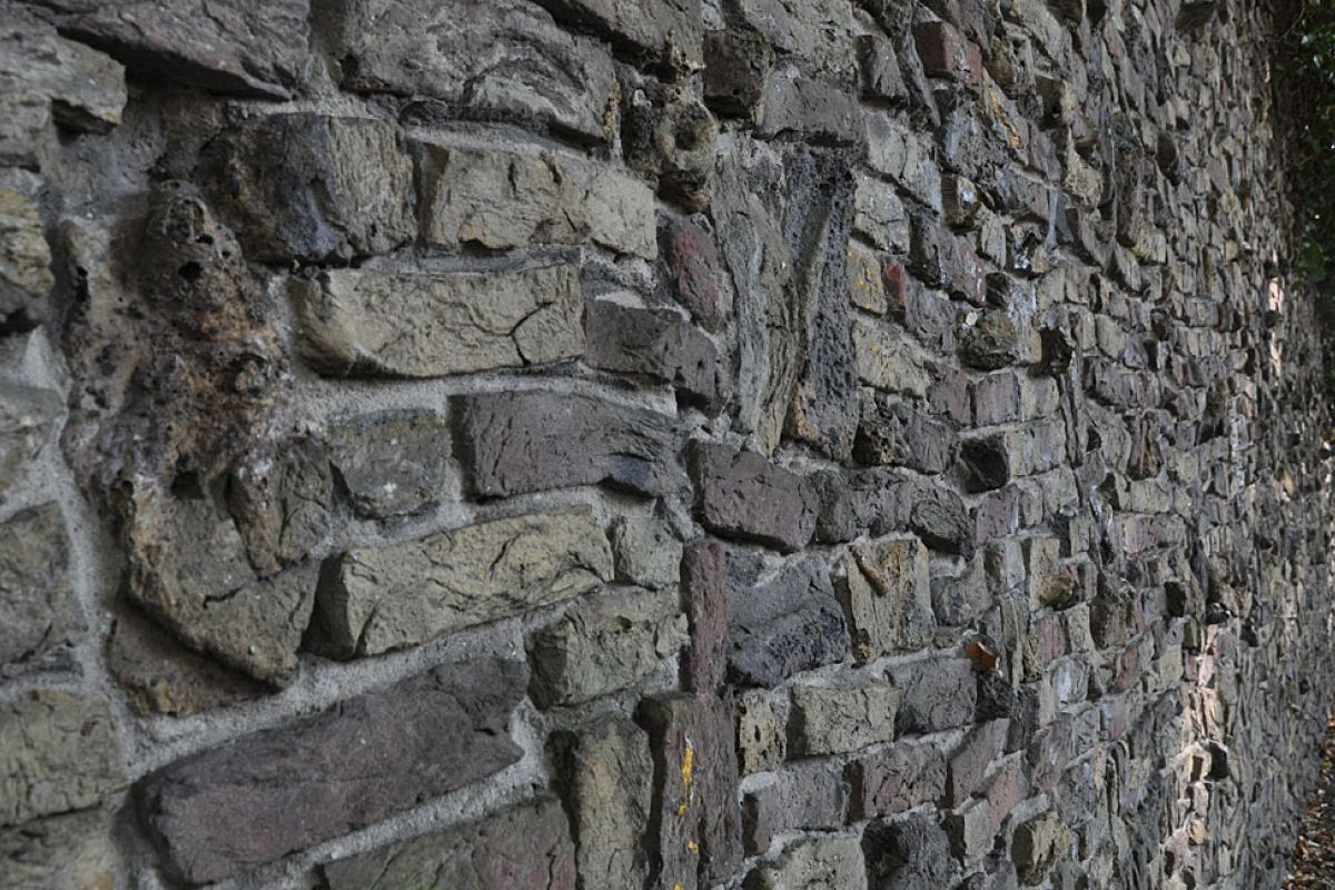 Ja, de mens wil bouwen. En bouwt dus. Muren.